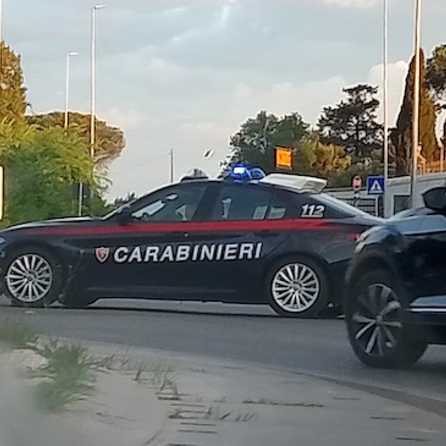 Scontro sulla Tuscolana a Frascati, coinvolta un'auto dei carabinieri. Strada chiusa