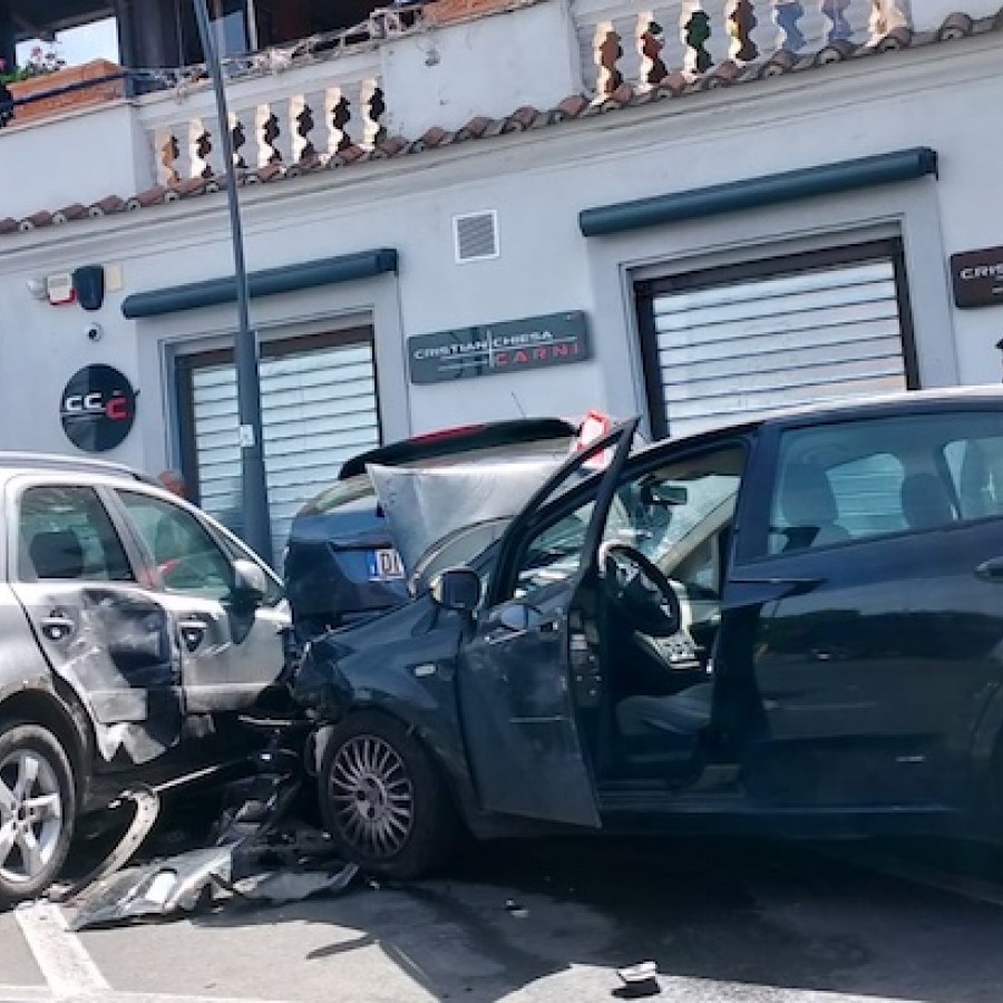 FOTO - Frascati | Si schianta contro due auto in sosta su via Conti di Tuscolo