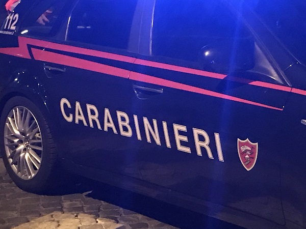Pusher ai domiciliari spaccia droga dal balcone: arrestato dai carabinieri
