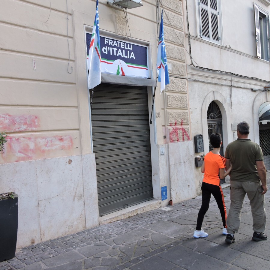 Genzano | Ripulite dai giovani e altri iscritti di FDI le scritte sulle pareti della sede di via Belardi