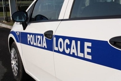 Provocano incidente sul raccordo, investono due agenti di Polizia Locale e  si danno alla fuga - Il Mamilio