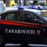 Picchiano un ragazzo a colpi di piccozza: arrestati padre e figlio per tentato omicidio