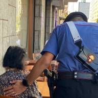 Violenze, insulti e minacce all'anziana madre per estorcerle soldi: arrestato 45enne