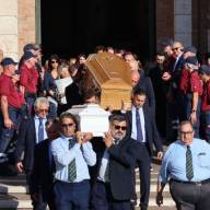 FOTO/VIDEO - Nettuno | Celebrato il funerale di Sabrina Spallotta e del piccolo Santiago Bernardi. Tanti i cittadini presenti