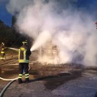 Incendio all’interno di un maneggio, intossicate due persone