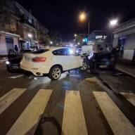 FOTO - Cecchina | Incidente frontale tra due auto: danneggiate altre macchine parcheggiate