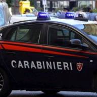 Non si fermano all'alt dei Carabinieri: scatta l'inseguimento. La corsa dell'auto finisce contro il guardrail, poi la fuga a piedi