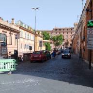 Frascati | La segnaletica volante di via del Grande, il modo migliore per provocare incidenti