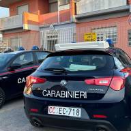 Sorpresa mentre infrange il vetro di un veicolo in sosta, fugge a bordo di un’auto: arrestata donna e denunciato fratello minorenne complice