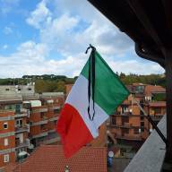 Genzano | Scomparsa Enzo Massimi, l'omaggio di un cittadino che espone tricolore listato a lutto