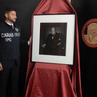 I Carabinieri Tutela Patrimonio Culturale restituiscono una foto del 1941 ritraente Sir Winston Churchill rubata in un hotel in Canada