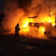 Bus turistico in fiamme all'alba, il mezzo distrutto dal rogo